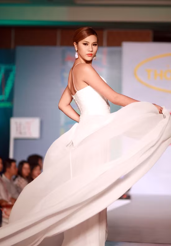 Người mẫu Kim Dung khoe sự uyển chuyển trên sàn diễn. Người mẫu Kim Dung khoe sự uyển chuyển trên sàn diễn.