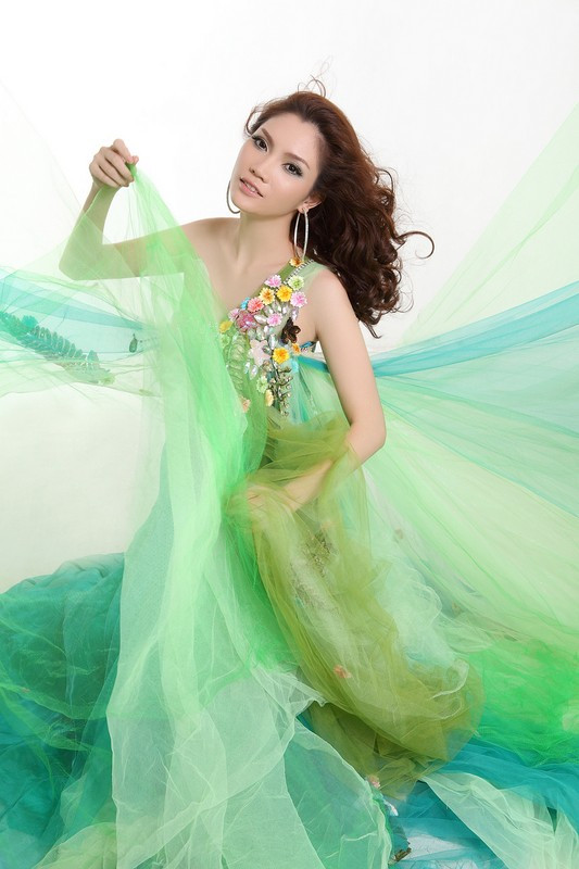 Với ý tưởng gần gũi thiên nhiên, đội ngũ thiết kế H&H Studio đã chọn màu xanh hoa lá làm nền chủ đạo cho bộ áo dạ hội độc đáo. Với ý tưởng gần gũi thiên nhiên, đội ngũ thiết kế H&H Studio đã chọn màu xanh hoa lá làm nền chủ đạo cho bộ áo dạ hội độc đáo.