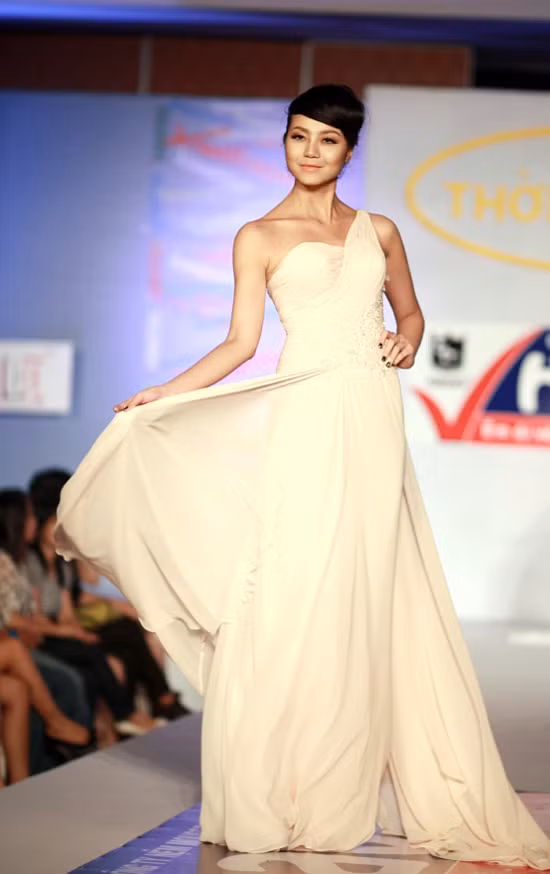 Top 10 Siêu mẫu 2011, Trần Thị Kiều Ngân. Top 10 Siêu mẫu 2011, Trần Thị Kiều Ngân.