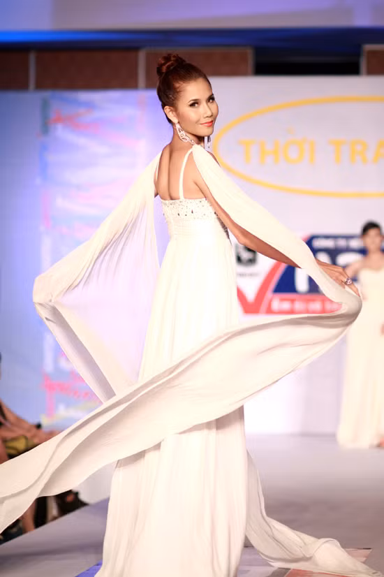Người mẫu Khánh Phương tung xòe váy. Người mẫu Khánh Phương tung xòe váy.