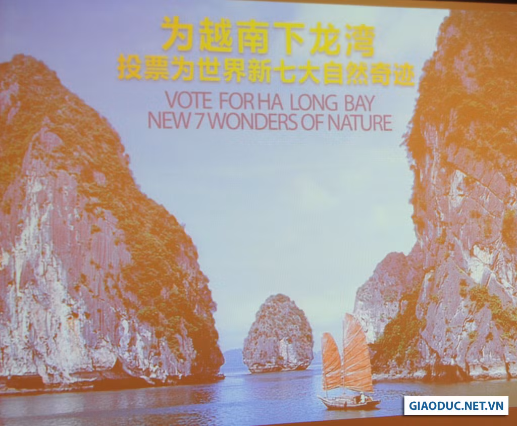 Trong lúc Đại sứ Du lịch Việt Nam nói, trên màn hình hiện ra những cảnh đẹp nên thơ, huyền ảo và ngoạn mục. Đây là lần đầu tiên Lý Nhã Kỳ xuất ngoại trên cương vị Đại sứ Du lịch Việt Nam, đi vận động bạn bè quốc tế bầu chọn cho thắng cảnh vịnh Hạ Long vào danh sách “7 kỳ quan thiên nhiên mới của thế giới”. Trong lúc Đại sứ Du lịch Việt Nam nói, trên màn hình hiện ra những cảnh đẹp nên thơ, huyền ảo và ngoạn mục. Đây là lần đầu tiên Lý Nhã Kỳ xuất ngoại trên cương vị Đại sứ Du lịch Việt Nam, đi vận động bạn bè quốc tế bầu chọn cho thắng cảnh vịnh Hạ Long vào danh sách “7 kỳ quan thiên nhiên mới của thế giới”.