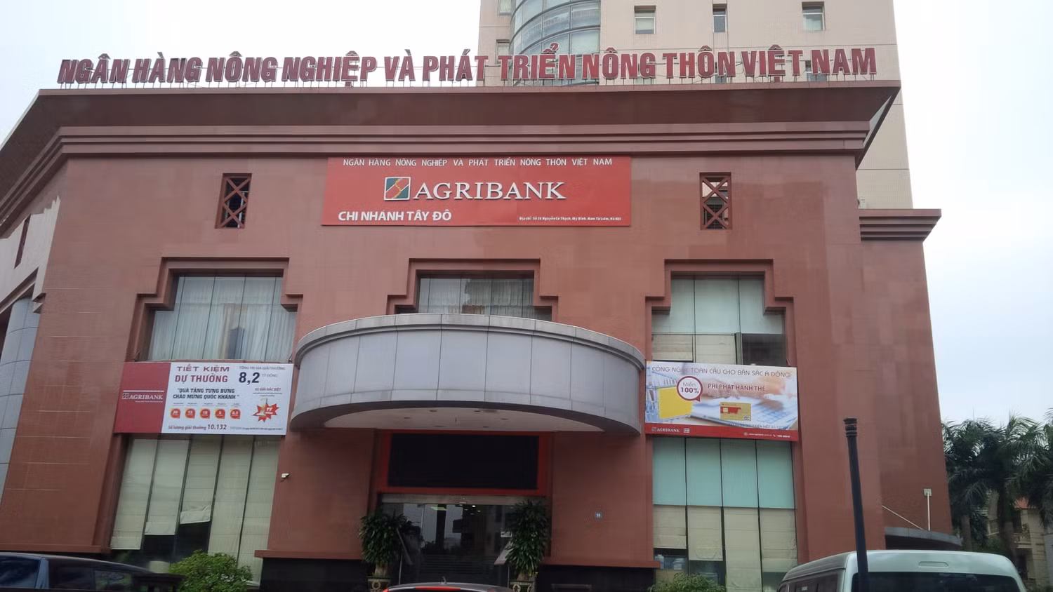 Đến nay Agribank vẫn khăng khăng cho rằng việc in lịch Tết của ngân hàng này phù hợp với điều kiện thực tế của Agribank dù các chuyên gia đã chỉ rõ những dấu hiệu vi phạm Luật Đấu thầu của ngân hàng này. Ảnh: V.P Đến nay Agribank vẫn khăng khăng cho rằng việc in lịch Tết của ngân hàng này phù hợp với điều kiện thực tế của Agribank dù các chuyên gia đã chỉ rõ những dấu hiệu vi phạm Luật Đấu thầu của ngân hàng này. Ảnh: V.P