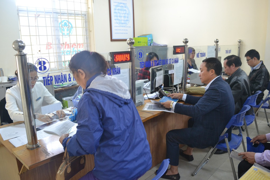 Bộ phận một cửa Bảo hiểm xã hội quận Thanh Xuân ứng dụng công nghệ 4.0 giải quyết thủ tục hành chính cho người dân. Ảnh: BHXH