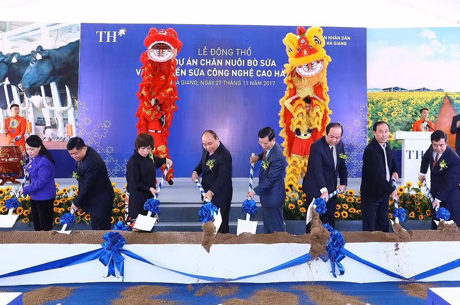 Tập đoàn TH động thổ Dự án chăn nuôi bò sữa và chế biến sữa công nghệ cao Hà Giang. Dự án có quy mô đầu tư 2.500 tỷ đồng. Ảnh: T.H Tập đoàn TH động thổ Dự án chăn nuôi bò sữa và chế biến sữa công nghệ cao Hà Giang. Dự án có quy mô đầu tư 2.500 tỷ đồng. Ảnh: T.H