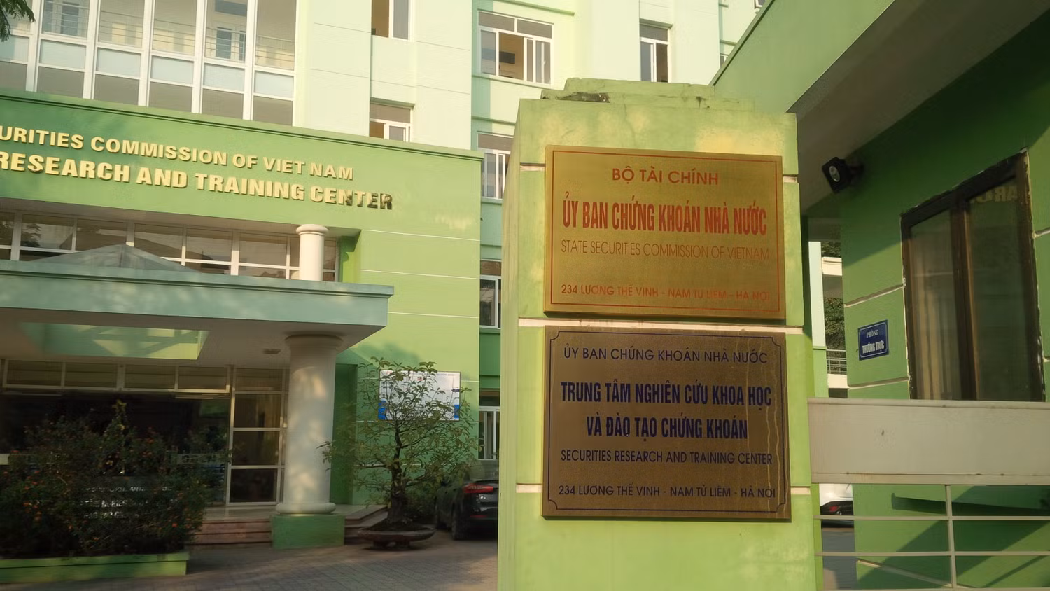 Nhiều nhà đầu tư chứng khoán cho rằng, một số quyết định xử phạt của Ủy ban Chứng khoán Nhà nước gần đây mang nặng cơ chế "xin cho" đã vô tình tiếp tay cho các hành vi vi phạm làm méo mó thị trường chứng khoán. Ảnh: Vũ Phương Nhiều nhà đầu tư chứng khoán cho rằng, một số quyết định xử phạt của Ủy ban Chứng khoán Nhà nước gần đây mang nặng cơ chế "xin cho" đã vô tình tiếp tay cho các hành vi vi phạm làm méo mó thị trường chứng khoán. Ảnh: Vũ Phương