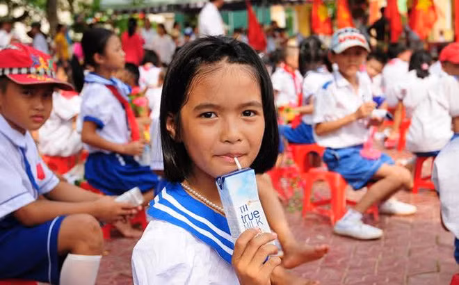 Niềm vui của trẻ em Nghệ An được uống sữa TH true MILK. Ảnh: T.H Niềm vui của trẻ em Nghệ An được uống sữa TH true MILK. Ảnh: T.H