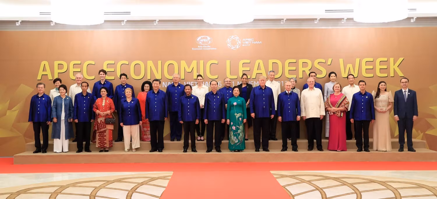 Chủ tịch nước Trần Đại Quang và Phu nhân chụp ảnh chung với Lãnh đạo các nền kinh tế thành viên APEC và Phu nhân. Ảnh: apec2017.vn Chủ tịch nước Trần Đại Quang và Phu nhân chụp ảnh chung với Lãnh đạo các nền kinh tế thành viên APEC và Phu nhân. Ảnh: apec2017.vn