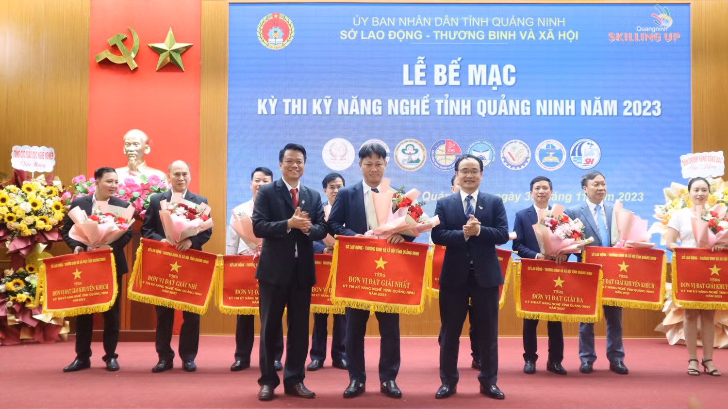 Ban tổ chức tuyên dương, trao thưởng cho thí sinh đạt kết quả tốt tại Kỳ thi kỹ năng nghề tỉnh Quảng Ninh năm 2023 (Ảnh: PL)