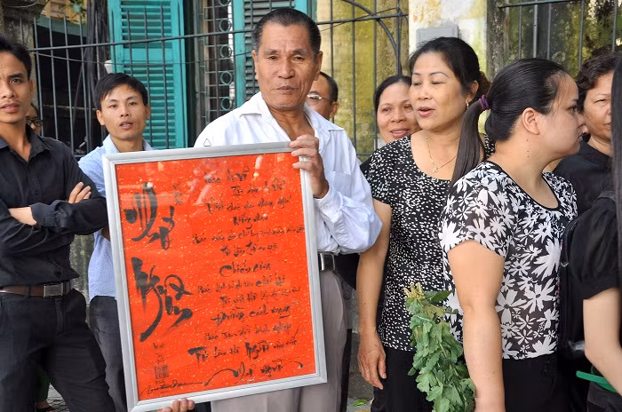 Bài thơ “Về nguồn” là những dòng thơ xúc động viết về Bác Giáp cách đây 5 năm và từng mang đến giới thiệu cho mọi người trong ngày hội thơ ở Quốc Tử Giám. Hôm nay, tác giả Vũ Đức Đại (Vĩnh Tuy, Hai Bà Trưng) cũng mang tới để phúng viếng Bác Giáp. Bài thơ “Về nguồn” là những dòng thơ xúc động viết về Bác Giáp cách đây 5 năm và từng mang đến giới thiệu cho mọi người trong ngày hội thơ ở Quốc Tử Giám. Hôm nay, tác giả Vũ Đức Đại (Vĩnh Tuy, Hai Bà Trưng) cũng mang tới để phúng viếng Bác Giáp.