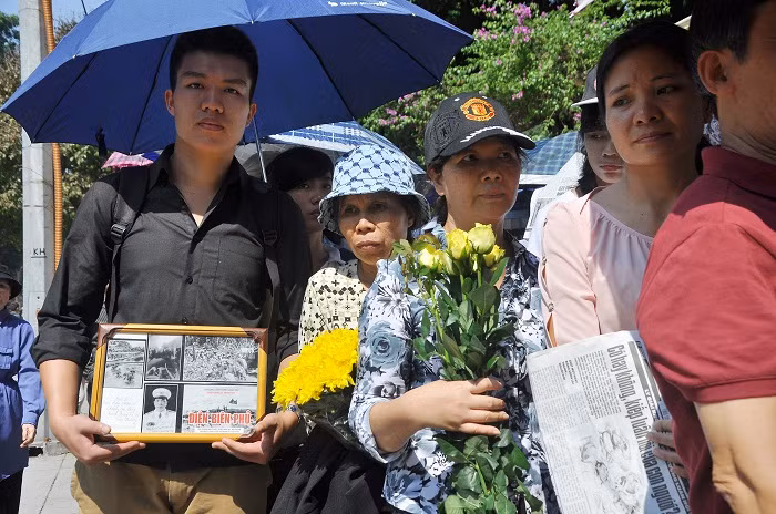 Khi nghe tin Bác Giáp mất anh Bùi Hữu Phúc và mẹ mình (ở Đông Ngạc, Từ Liêm) đã làm một tấm ảnh có ghi lại hình ảnh Bác Giáp và những dòng cảm nhận xúc động tiếc thương. Khi nghe tin Bác Giáp mất anh Bùi Hữu Phúc và mẹ mình (ở Đông Ngạc, Từ Liêm) đã làm một tấm ảnh có ghi lại hình ảnh Bác Giáp và những dòng cảm nhận xúc động tiếc thương.