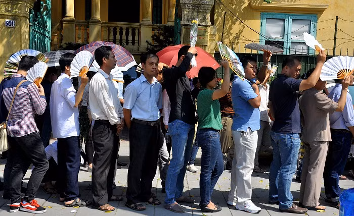 Trời có nắng nhưng cũng không thể cản bước chân của đồng bào mong vào được viếng thăm Bác Giáp. Trời có nắng nhưng cũng không thể cản bước chân của đồng bào mong vào được viếng thăm Bác Giáp.