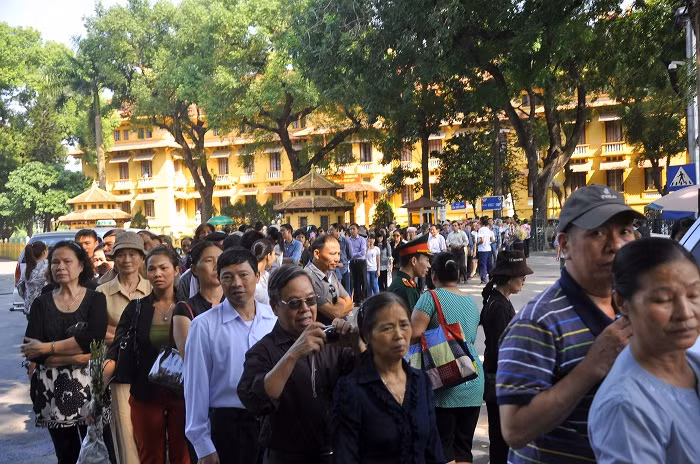 Dòng người vẫn tiếp tục nối tiếp nhau để được vào viếng Đại tướng. Dòng người vẫn tiếp tục nối tiếp nhau để được vào viếng Đại tướng.