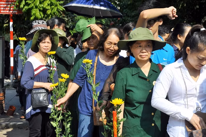 Bà Nguyễn Thị Hồng, 57 tuổi cùng Đoàn Tu Gia (Hà Nội) đến kính viếng Bác Giáp (Một thiên tài của nhân loại, hi sinh vì đất nước vì dân tộc – PV). Bà Nguyễn Thị Hồng, 57 tuổi cùng Đoàn Tu Gia (Hà Nội) đến kính viếng Bác Giáp (Một thiên tài của nhân loại, hi sinh vì đất nước vì dân tộc – PV).