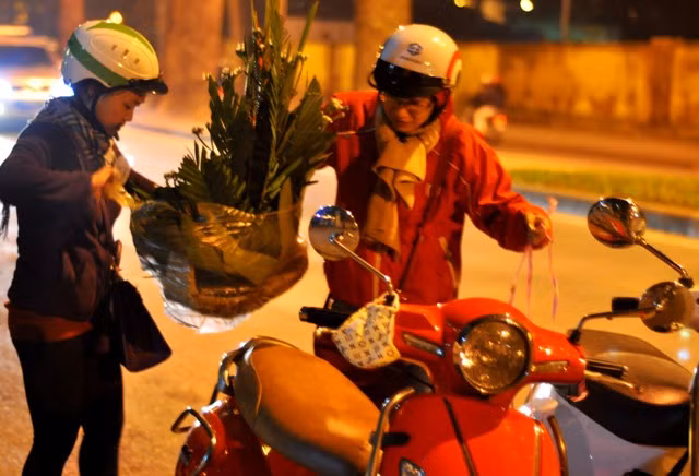 Những bó hoa tươi cũng được chuẩn bị để dâng lên Đại tướng