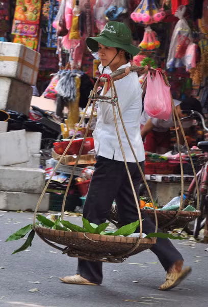 Với mỗi người dân ở Thủ đô thì những gánh hàng rong là những hình ảnh quen thuộc.