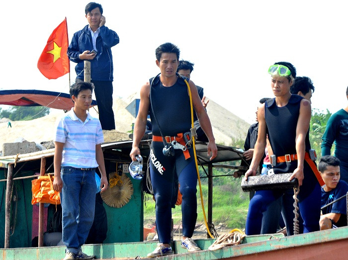 Trong buổi sáng ngày hôm nay, có 10 thợ lặn thay nhau lặn để tìm kiếm xác nạn nhân, có người đã phải lặn đến 7 – 8 đợt.