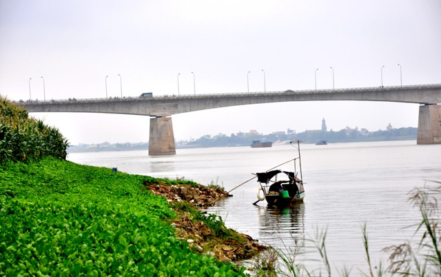 Trong ngày 29/10, tại khu vực bờ đê sông Hồng dưới chân cầu Yên Lệnh (thuộc địa phận Hưng Yên) rất đông người dân trong vùng và qua đường đã đến xác minh tin đồn tìm thấy thi thể chị Huyền.