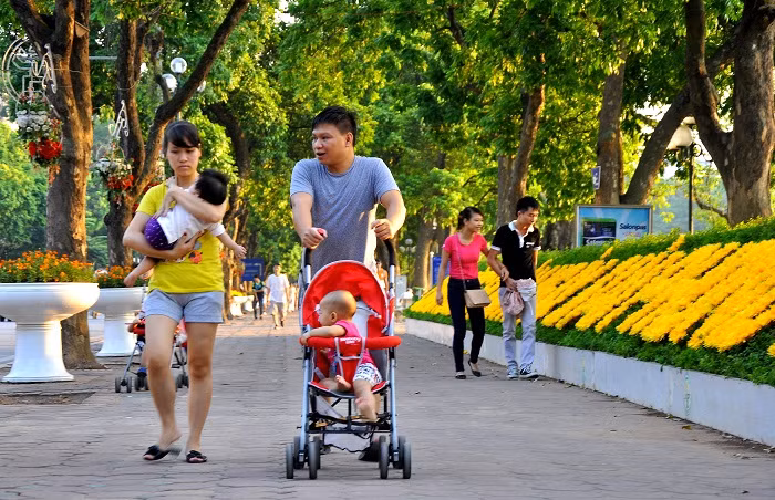 Niềm hạnh phúc của nhân dân Hà Nội khi được sống trong hòa bình, tự do, khi đường phố Hà Nội không còn hình bóng quân thù. Niềm hạnh phúc của nhân dân Hà Nội khi được sống trong hòa bình, tự do, khi đường phố Hà Nội không còn hình bóng quân thù.