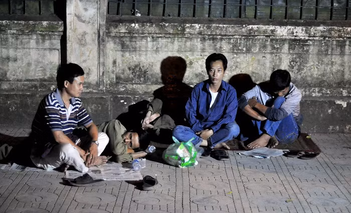 Anh Nguyễn Văn Hướng (Song Phượng, Hoài Đức) cùng anh em trong làng đã có mặt từ rất sớm để xếp hàng viếng Đại tướng.