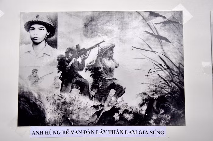Anh hùng sống mãi cùng năm tháng Anh hùng sống mãi cùng năm tháng