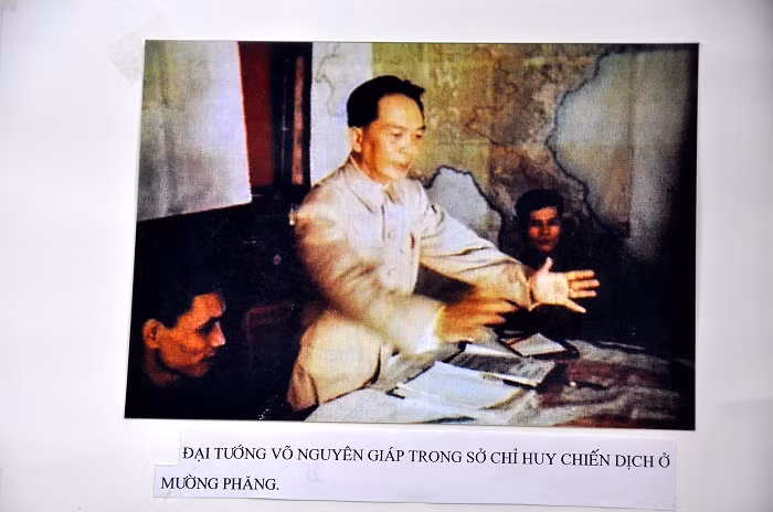 Những bức ảnh được sưu tầm về Đại tướng trong những ngày kháng chiến chống Mỹ oanh liệt. Những bức ảnh được sưu tầm về Đại tướng trong những ngày kháng chiến chống Mỹ oanh liệt.
