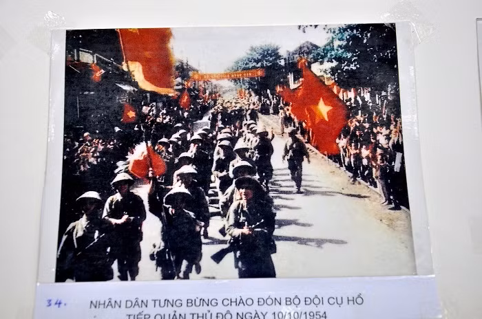 Ảnh về quân và dân ta trong tiến về Thủ đô trong ngày 10/10/1954. Ảnh về quân và dân ta trong tiến về Thủ đô trong ngày 10/10/1954.
