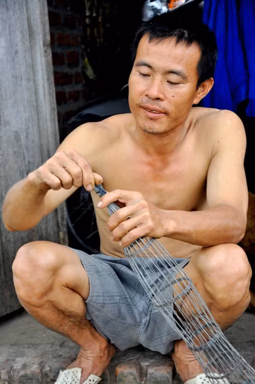 Anh Nguyễn Đức Hải, thôn 3, xã Canh Nậu (Thạch Thất, Hà Nội) đang chuẩn bị, sửa sang lại các phương tiện để đi săn chuột trong buổi tối. Anh Nguyễn Đức Hải, thôn 3, xã Canh Nậu (Thạch Thất, Hà Nội) đang chuẩn bị, sửa sang lại các phương tiện để đi săn chuột trong buổi tối.