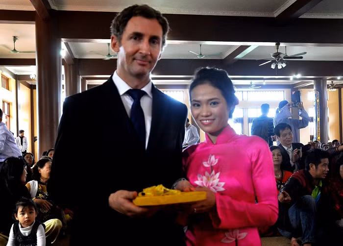Đôi tân duyên Phương Hoa và Thomas Edward Wallace Rulyin cũng vô cùng hạnh phúc và vui mừng vì được tham dự buổi lễ kết hôn mang đậm văn hóa Phật giáo Việt này.