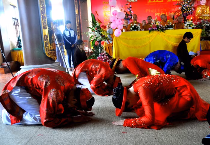 Cùng bái lậy nhau để tò lòng tôn trọng và thành kính với nhau, nguyện sống bên nhau trọn đời.