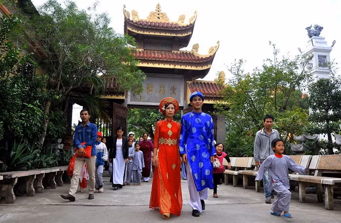Từ sáng sớm, các đôi tân duyên và gia đình đã bắt đầu tập trung vào Thiền viện để đợi tới giờ cử hành lễ kết hôn.