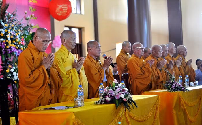 Phó trụ trì Thiền viện - Đại Đức cùng các sư thầy trong Thiền viện sẽ đại diện để đứng ra làm chứng cho tình yêu của các đôi tân duyên.