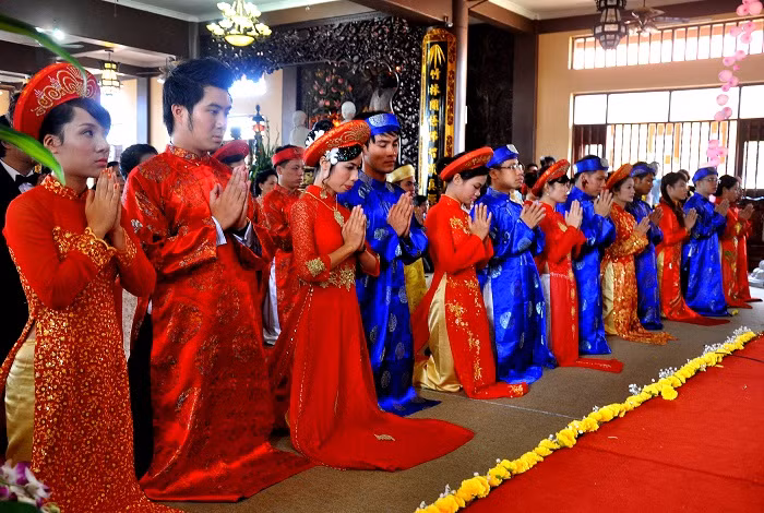 14 đôi tân duyên quỳ trước Tam bảo