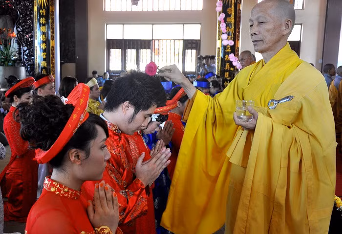Phó trụ trì Thiền viện - Đại Đức làm nghi lễ cầu an, chúc phúc cho các đôi Tân duyên.