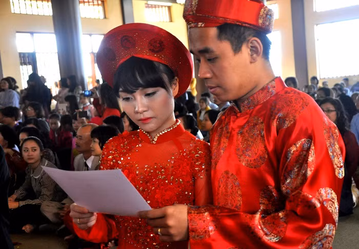 Các cặp tình nhân cùng nhau đọc “ Văn phát nguyện Hằng thuận”.