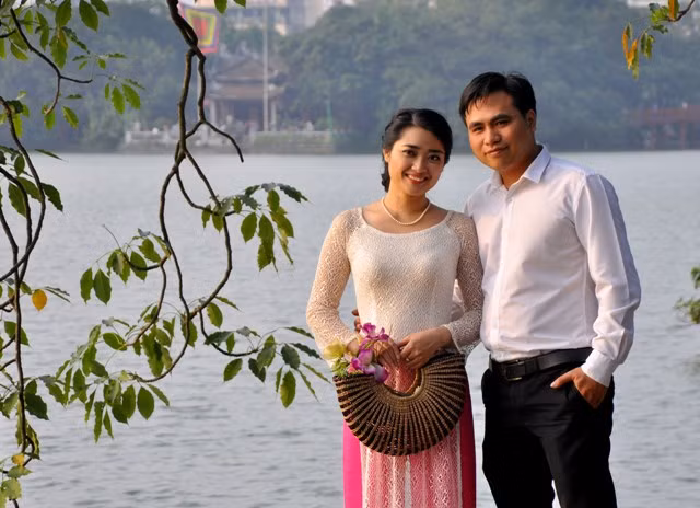 Mùa Thu về cũng là lúc mùa cưới nhộn nhịp, hàng ngày các đôi uyên ương lại về bên Hồ để ghi lại những hình ảnh hạnh phúc của cuộc đời mình.