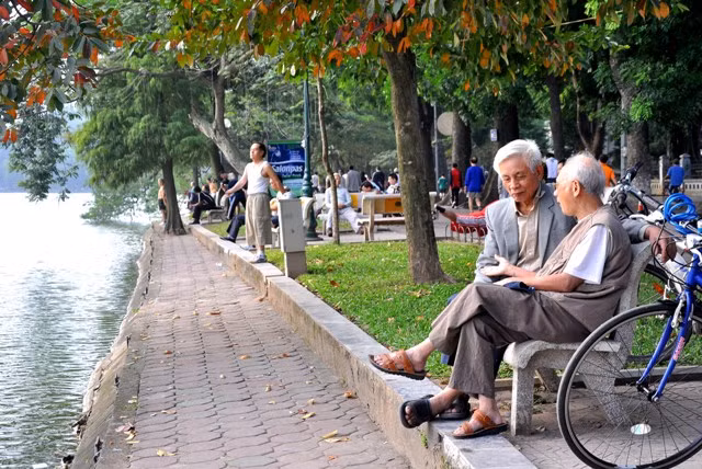 Với mỗi người Hà Nội, được hít thở không khí của hồ Gươm vừa là niềm hạnh phúc vừa là một niềm tự hào…