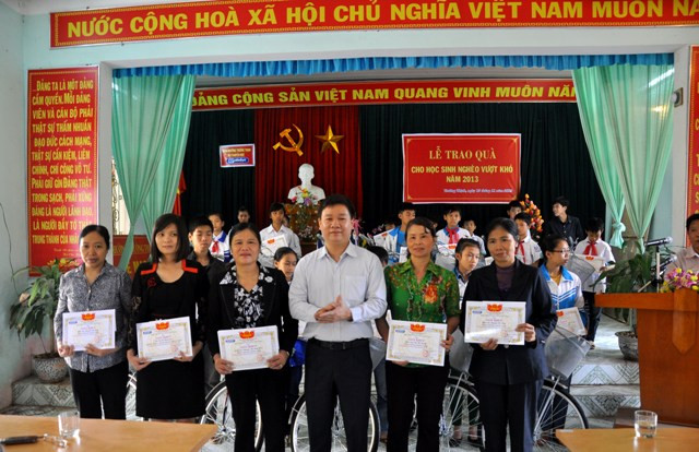 6 giáo viên có thành tích cao trong giảng dạy trên địa bàn phường Trường Thịnh.