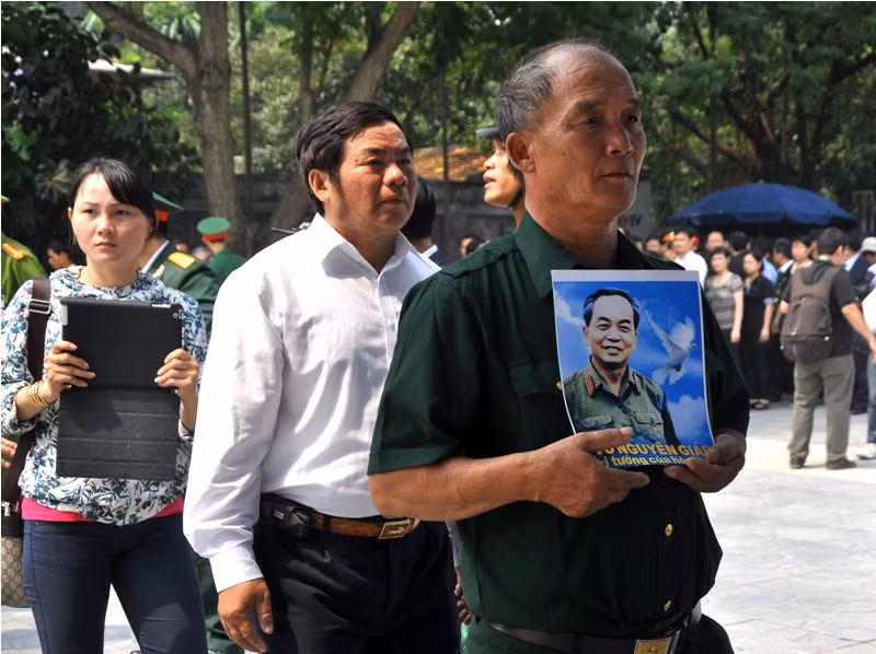 Những trang báo viết về Đại tướng cũng được dơ cao để ca ngợi vị Đại tướng tài giỏi của dân tộc Những trang báo viết về Đại tướng cũng được dơ cao để ca ngợi vị Đại tướng tài giỏi của dân tộc
