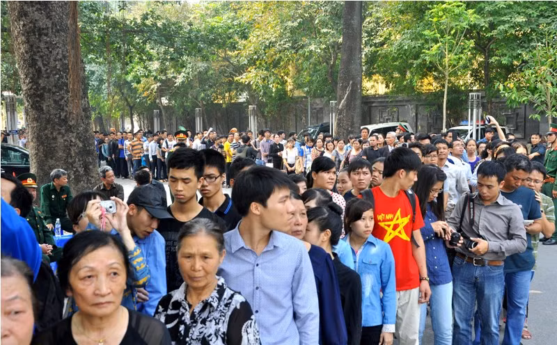 Dòng người cứ nối tiếp nhau để vào viếng Đại tướng của nhân dân và vì nhân dân. Dòng người cứ nối tiếp nhau để vào viếng Đại tướng của nhân dân và vì nhân dân.