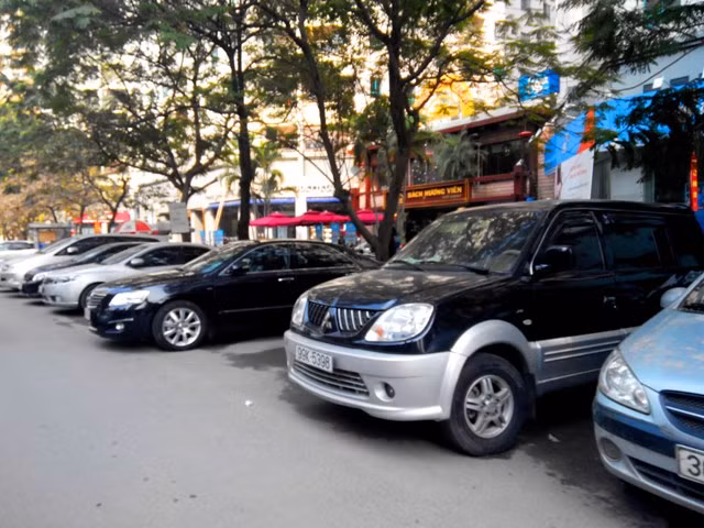 Xe ô tô vẫn được nhân viên công ty TNHH Thương mại dịch vụ B&H hướng dẫn dừng đỗ dưới 1/3 lòng đường Hoàng Đạo Thúy.
