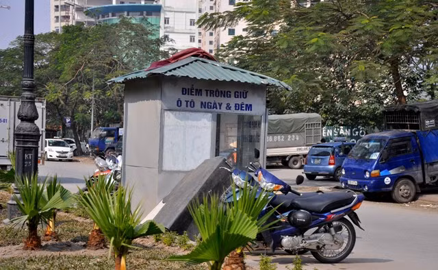 Tình trạng lấn chiếm lòng đường vỉa hè làm bãi trông giữ xe đang khiến cho tình trạng vi phạm an toàn giao thông ở mức báo động. Hơn nữa nó còn gây mất mỹ quan đô thị từ những bãi giữ xe vi phạm này.
