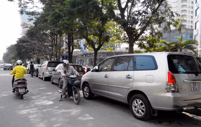 Tình trạng lộn xộn vẫn diễn ra trên đường Hoàng Đạo Thúy dù đã có công văn chỉ đạo xử lý của UBND TP Hà Nội.