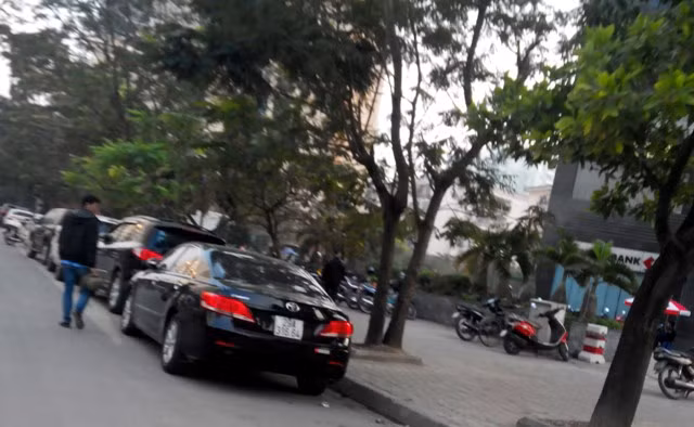 Nhân viên Công ty TNHH Thương mại dịch vụ B&H đang hướng dẫn xe đỗ trên lòng đường.