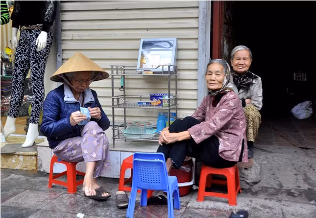 Nét thanh bình trong cuộc sống của những người già bên quán nước nhỏ ở cuối phố