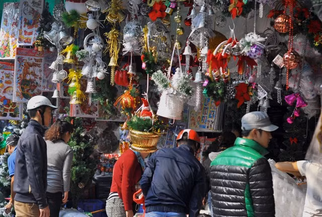 Noel là một trong những mùa mua sắm được trông đợi nhất trong năm, các chủ cửa hàng đã trưng bày các mặt hàng về Noel cách đây nửa tháng.