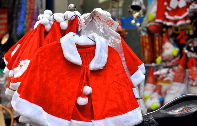 Tùy theo kích cỡ, quần áo ông già Noel của trẻ có giá từ 100.000 - 150.000 đồng/bộ. Người lớn thì có giá cao hơn khoảng 180.000 – 250.000 đồng/bộ.