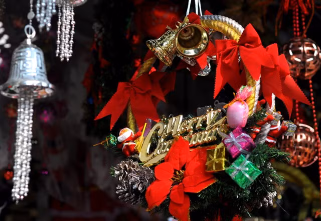 Những chiếc vòng hoa Merry Christmas có rất nhiều loại và có giá từ 130.000 – 500.000 đồng/sản phẩm.