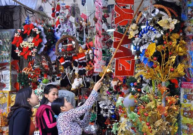 Đầu tháng 12, là thời gian các chủ cửa hàng bán đồ trang trí Noel hi vọng bán được nhiều đơn hàng lớn.