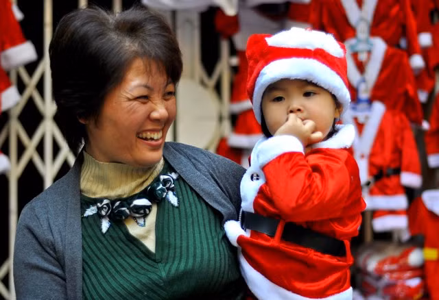 Một em nhỏ được sắm đồ Noel sớm.....