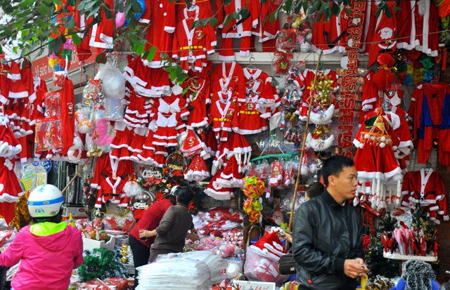 Một cửa hàng bán quần áo ông già Noel rực rỡ sắc đỏ trên phố Hàng Mã